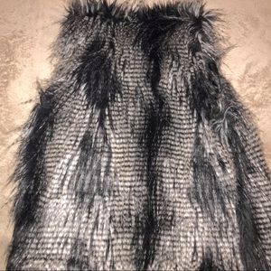 H&M DIVIDED faux fur vest
